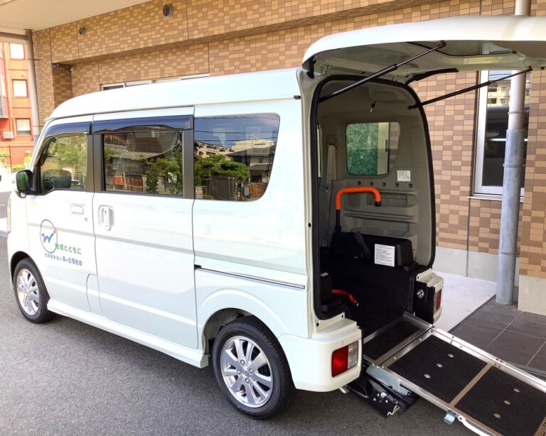 【送迎用リフト車】　車いすでお出かけ可能です